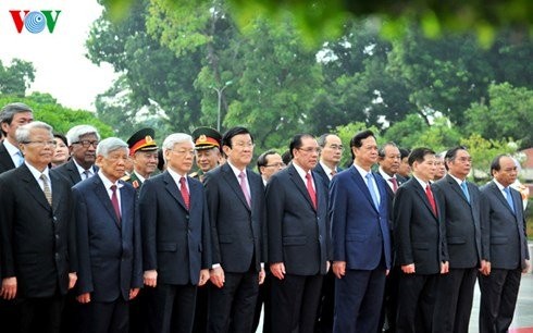 Руководители Вьетнама почтили память президента Хо Ши Мина и павших фронтовиков - ảnh 1